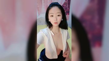 长发美少妇，两只大白兔挺拔丰满小虎牙更是诱惑十足，特写掰穴，超级粉嫩紧致