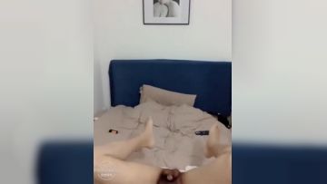 黑丝大奶伪娘 喂小奶狗吃仙棒 爆菊花 插的小奶狗哼哈不停