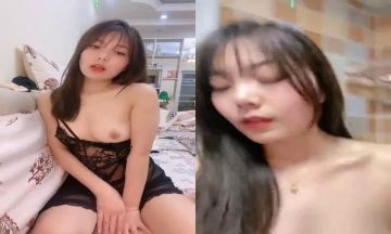 【近日下海颜值女神】极度风骚撩下睡衣掏出奶子翘起屁股给你看穴美女挺配合双指扣穴浪叫假屌进出水声哗哗