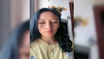 极品少妇儿子在家还偷偷的跟狼友发骚，揉着奶子玩着逼儿子突然推门进来，快他幺吓死她了，把儿子赶走接着嗨