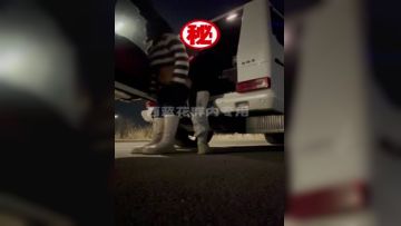 《硬核炸弹✅最新泄密》露脸才是王道！优质富豪约炮大佬【红烧西蓝花】粉丝群内福利~玩肏各类一字马外围模特(1)