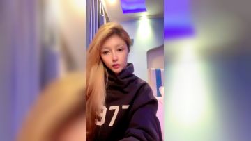 金发性感网红女神！独自一人酒店自慰！展示美足拨开内裤掰穴，揉搓无毛骚逼，振动棒抽插爽翻