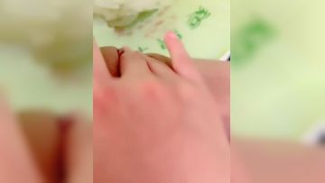 姐妹一起双倍快了，全程露脸年轻的风骚小妹，性感的馒头逼，双头道具互相抽插，高潮喷尿，浪叫呻吟不止刺激第04集